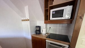 A compact kitchen with a microwave, coffee maker, and a small refrigerator. - Athamante 60 - Large duplex, close to slopes and shops (LES AVANCHERS VALMOREL)