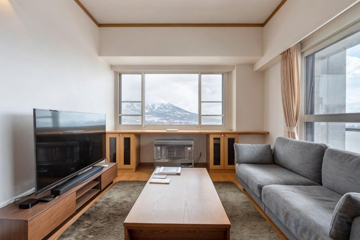 Living area | Flat-screen TV, heated floors