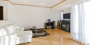 Caja de seguridad en la habitación, escritorio y wifi gratis 