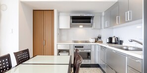 Family Room | Private kitchen | Fridge, microwave, oven, stovetop