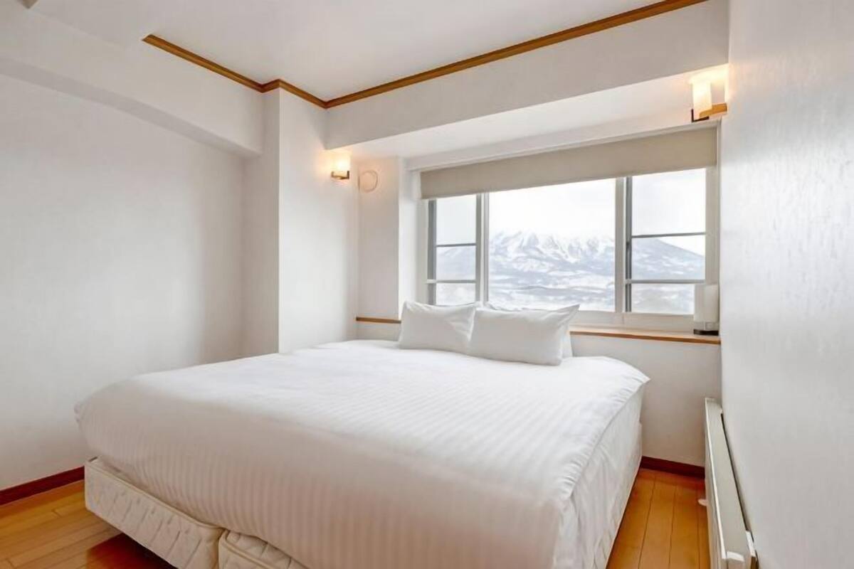 In-room safe, desk, WiFi (free), bed sheets