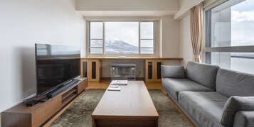 Family Room | In-room safe, desk, free WiFi, bed sheets