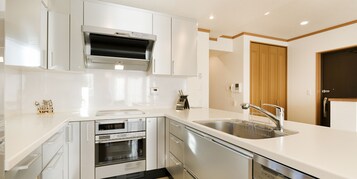 Fridge, microwave, oven, stovetop