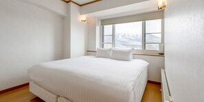 Family Room | In-room safe, desk, free WiFi, bed sheets - Mountainside Palace (Kutchan)