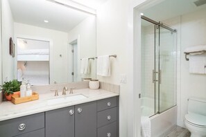 Kondominium, 1 Tempat Tidur King (Viking Lodge 114) | Kamar mandi | Pengering rambut