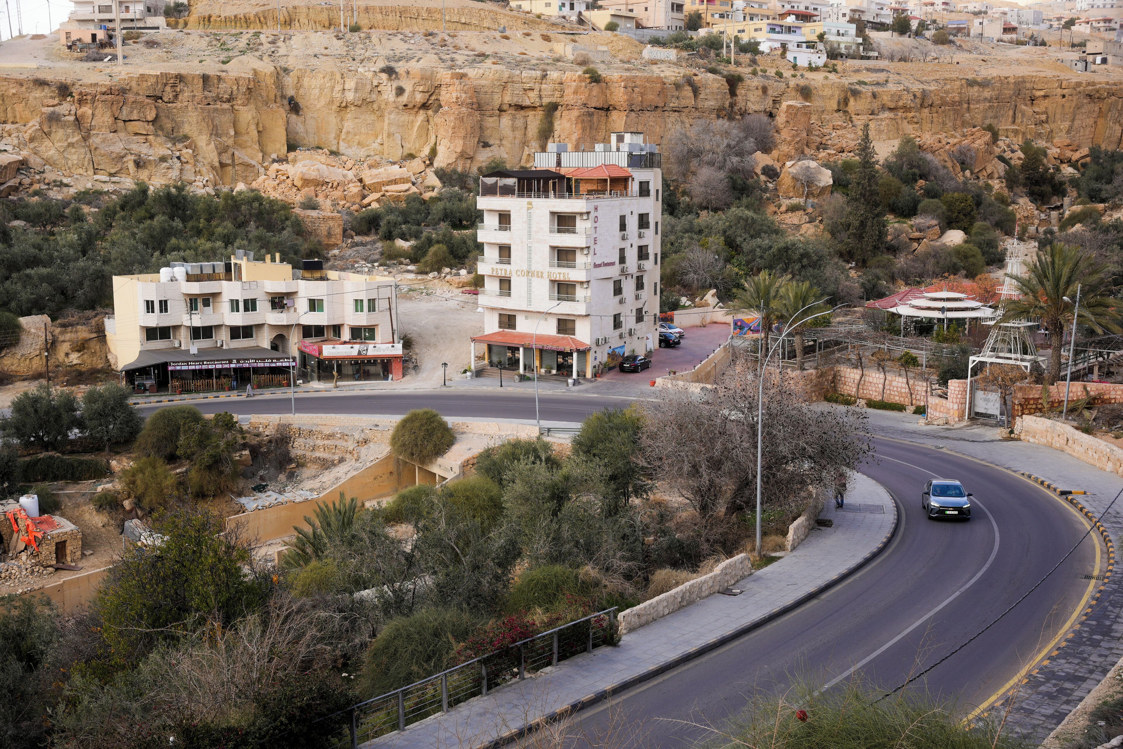 Un hotel de diseño moderno cerca de una ladera rocosa.