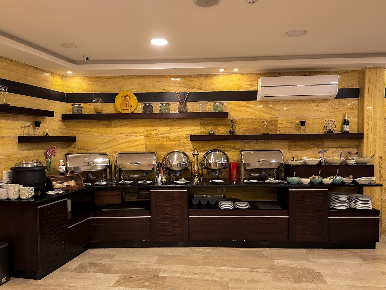 2 restaurants, breakfast served