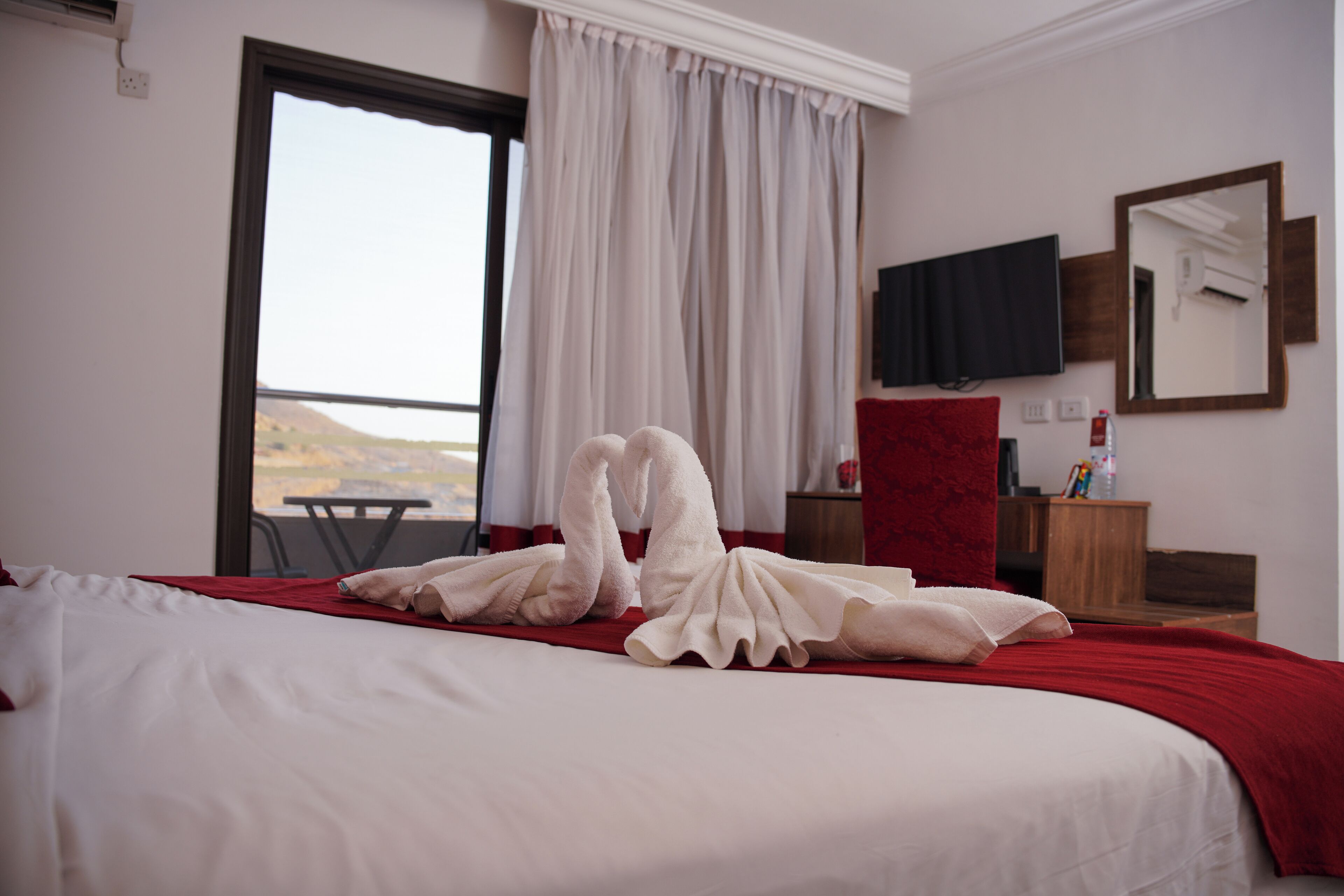 スーペリア ダブルルーム シティビュー | 低刺激性寝具、ミニバー (無料)、セーフティボックス (室内)、客室ごとに異なるインテリア