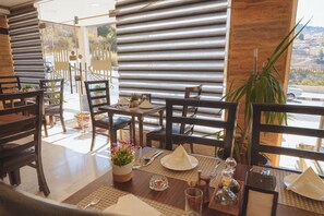 2 restaurants, breakfast served