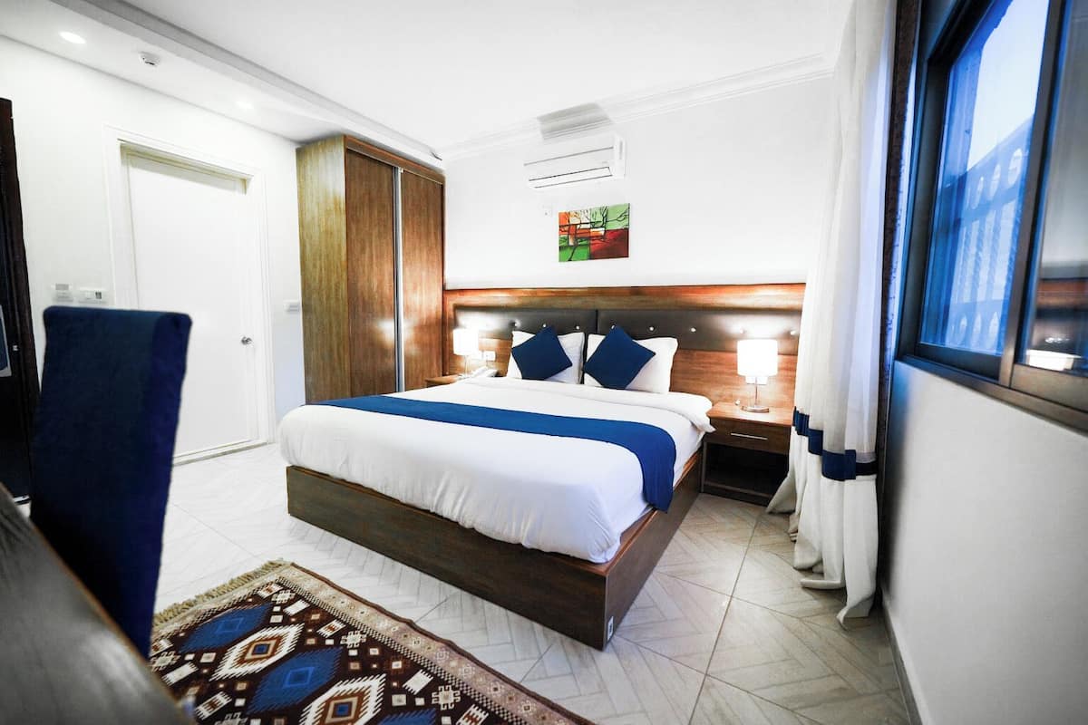 Habitació doble estàndard | Roba de llit hipoal·lergògena i minibar gratuït