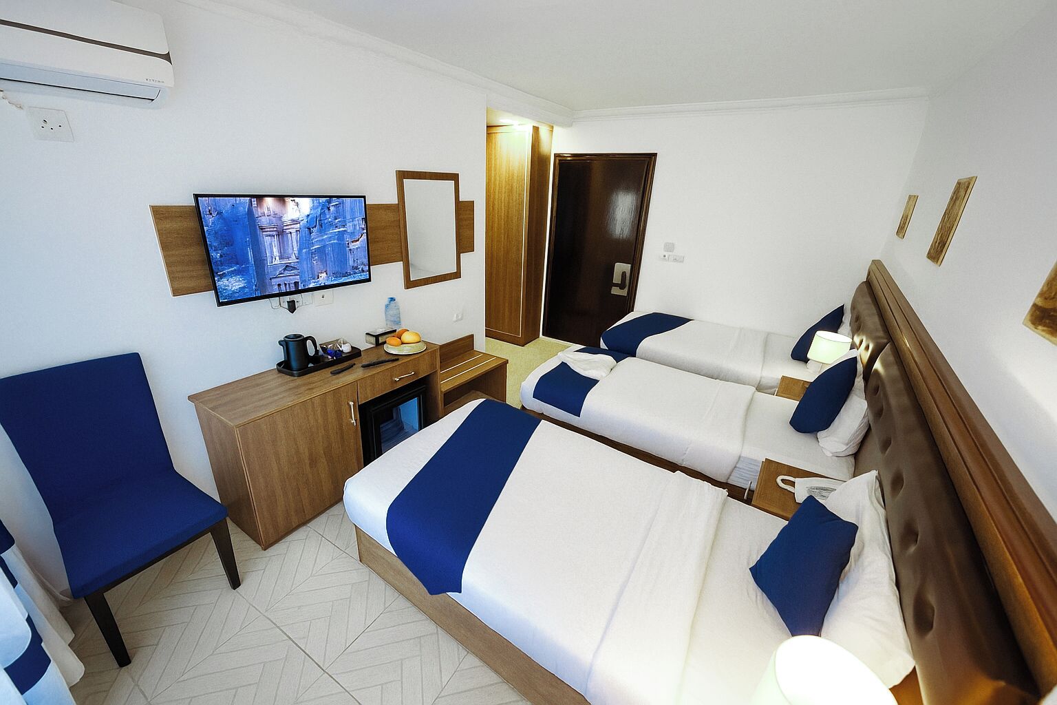 Habitació triple estàndard | Roba de llit hipoal·lergògena i minibar gratuït 