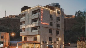 Monikerroksinen hotelli, jonka kyltissä lukee: ”PETRA CORNER HOTEL” ja ”Shamati Restaurant”.