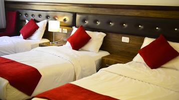 Habitación triple estándar | Ropa de cama hipoalergénica y artículos del minibar gratis