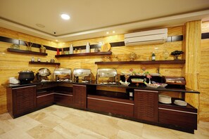 2 restaurants; breakfast, lunch, and dinner served
