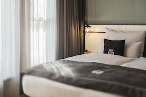 In-room safe, desk, laptop workspace, soundproofing - Holiday Inn - the niu, Leo Nuremberg by IHG (Nuremberg)