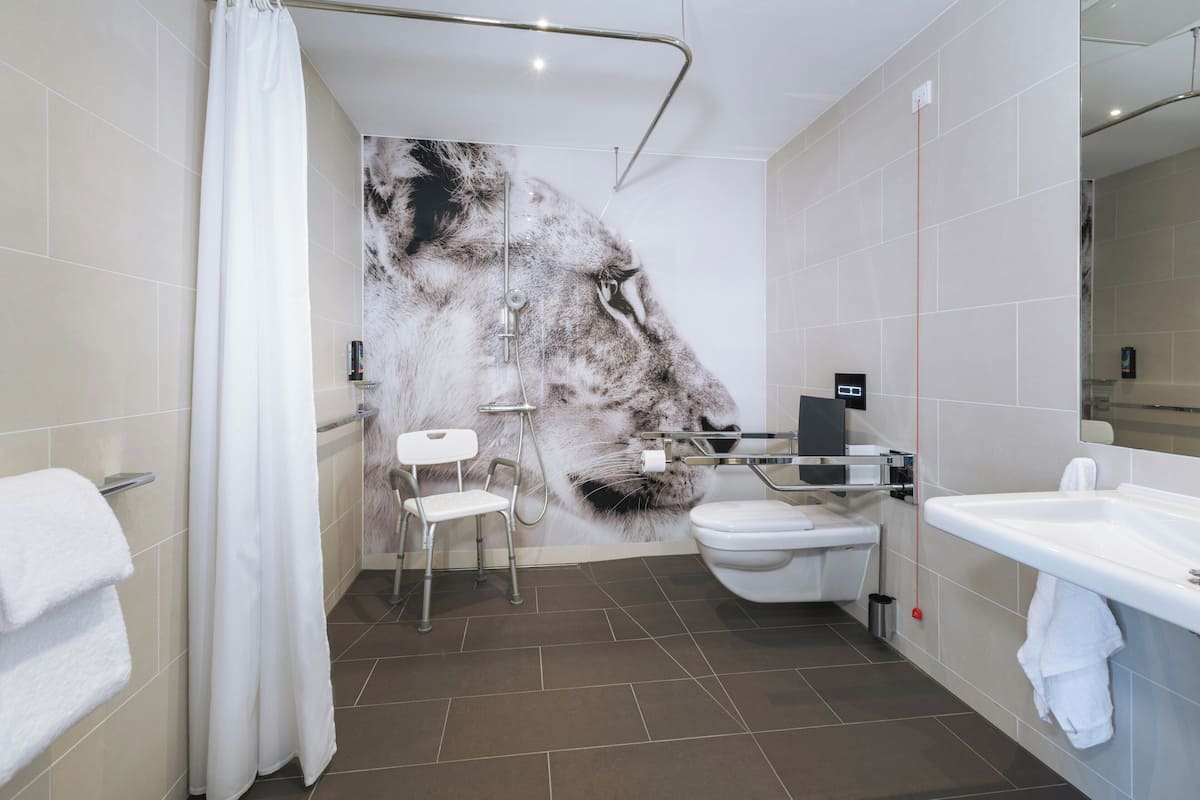 Standard Room, 1 Queen Bed, Accessible | Room amenity