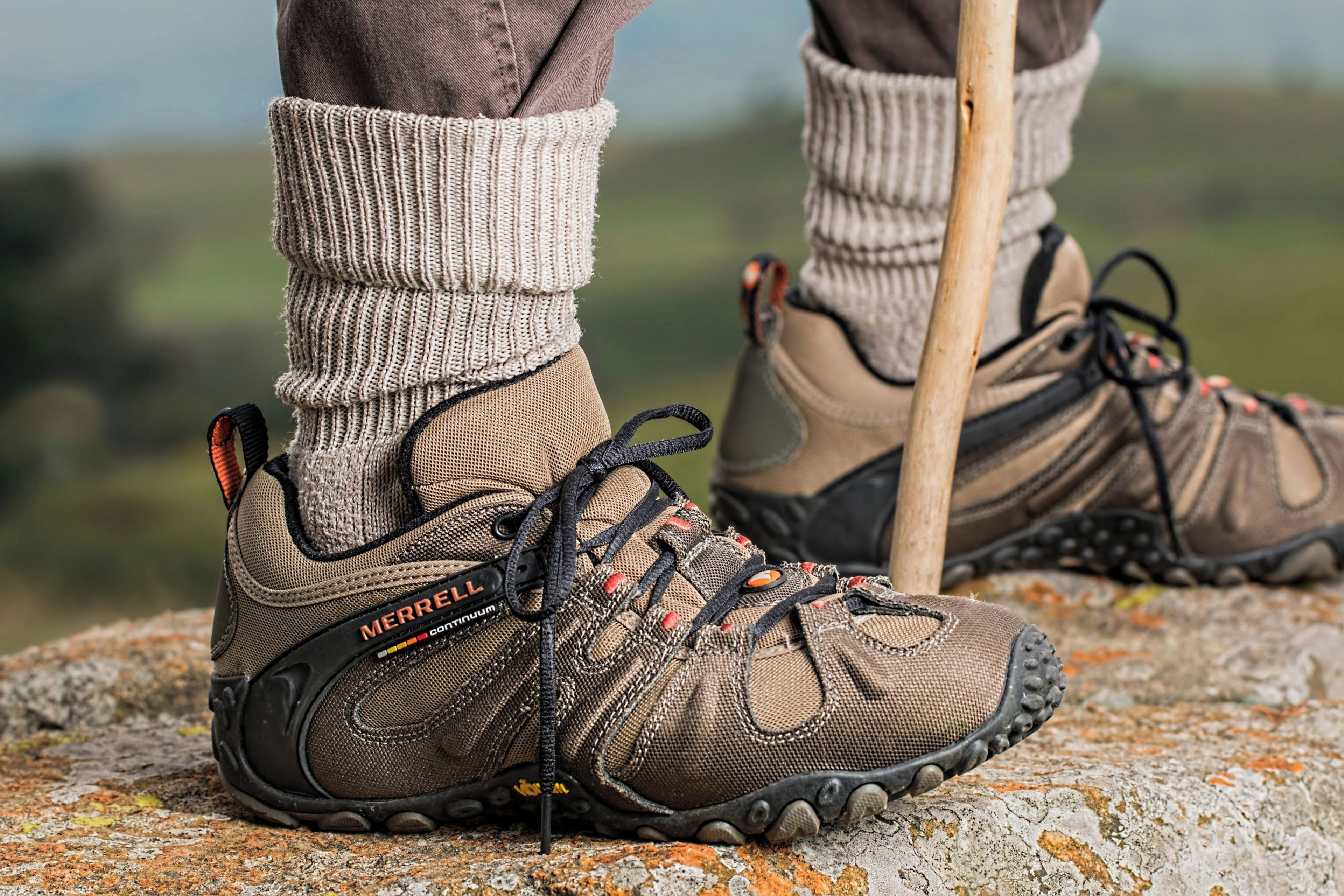 Botas de senderismo con suela resistente y una correa en la parte superior.
