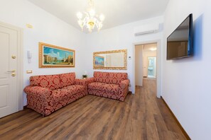 Apartment, 3 Bedrooms, Canal View | Living area