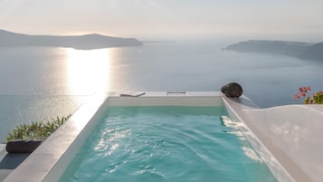 Traditional Studio Suite | Private spa tub