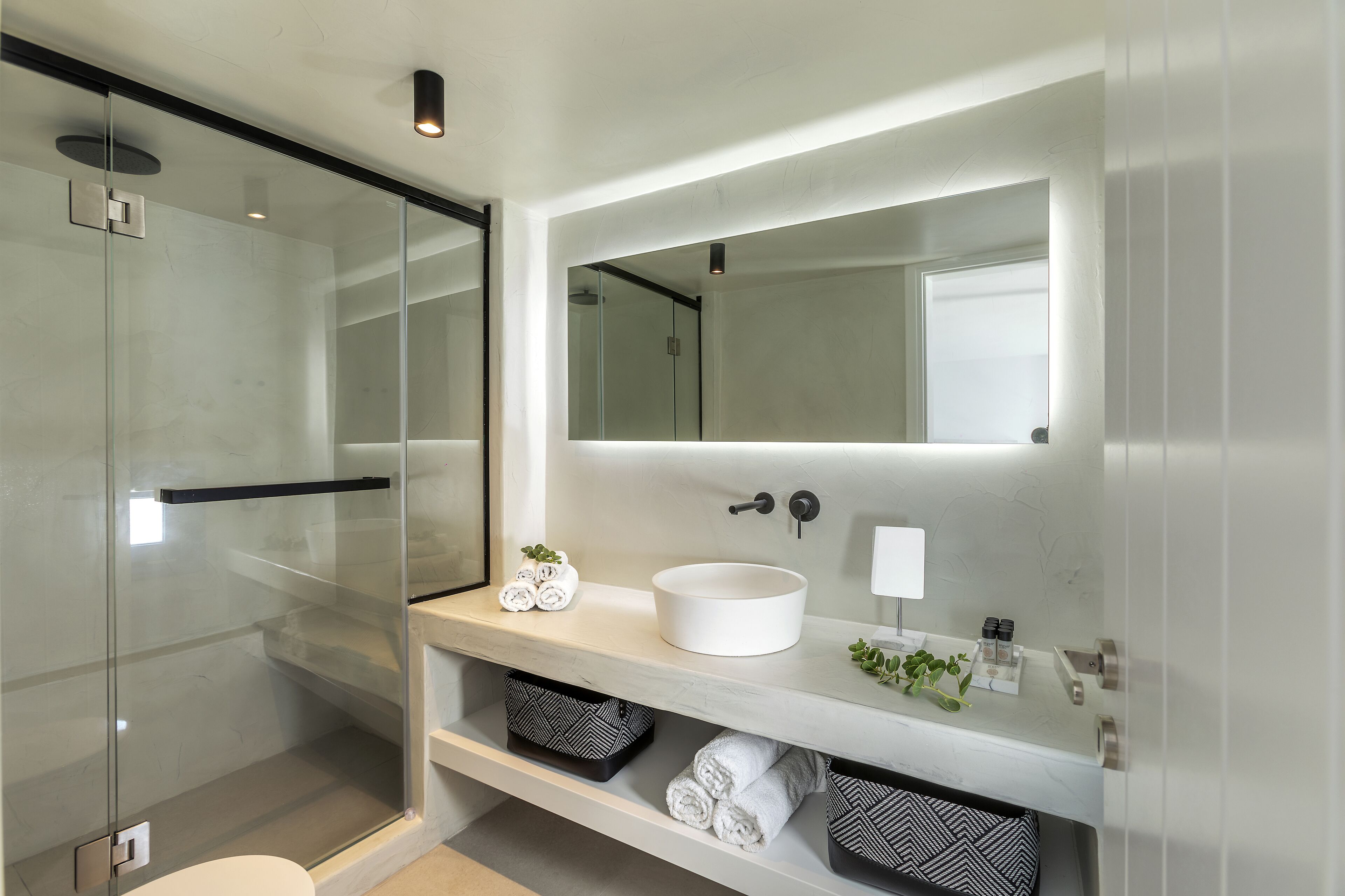 Traditional Studio Suite | Bathroom