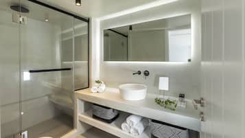 Traditional Studio Suite | Bathroom