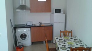 Kühlschrank, Mikrowelle, Toaster, Kochgeschirr/Geschirr/Besteck