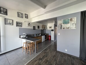 Een koelkast, een microgolfoven, een oven, een kookplaat