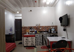 Dormitorio compartido económico | Cocina privada | Refrigerador, microondas, parrilla de estufa y tetera eléctrica 