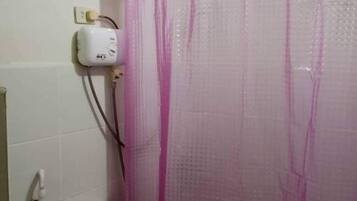 Ein Badezimmer mit Toilette, Waschbecken und Duschvorhang.