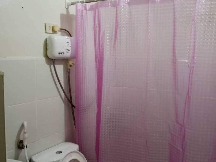 Ein Badezimmer mit Toilette, Waschbecken und Duschvorhang.