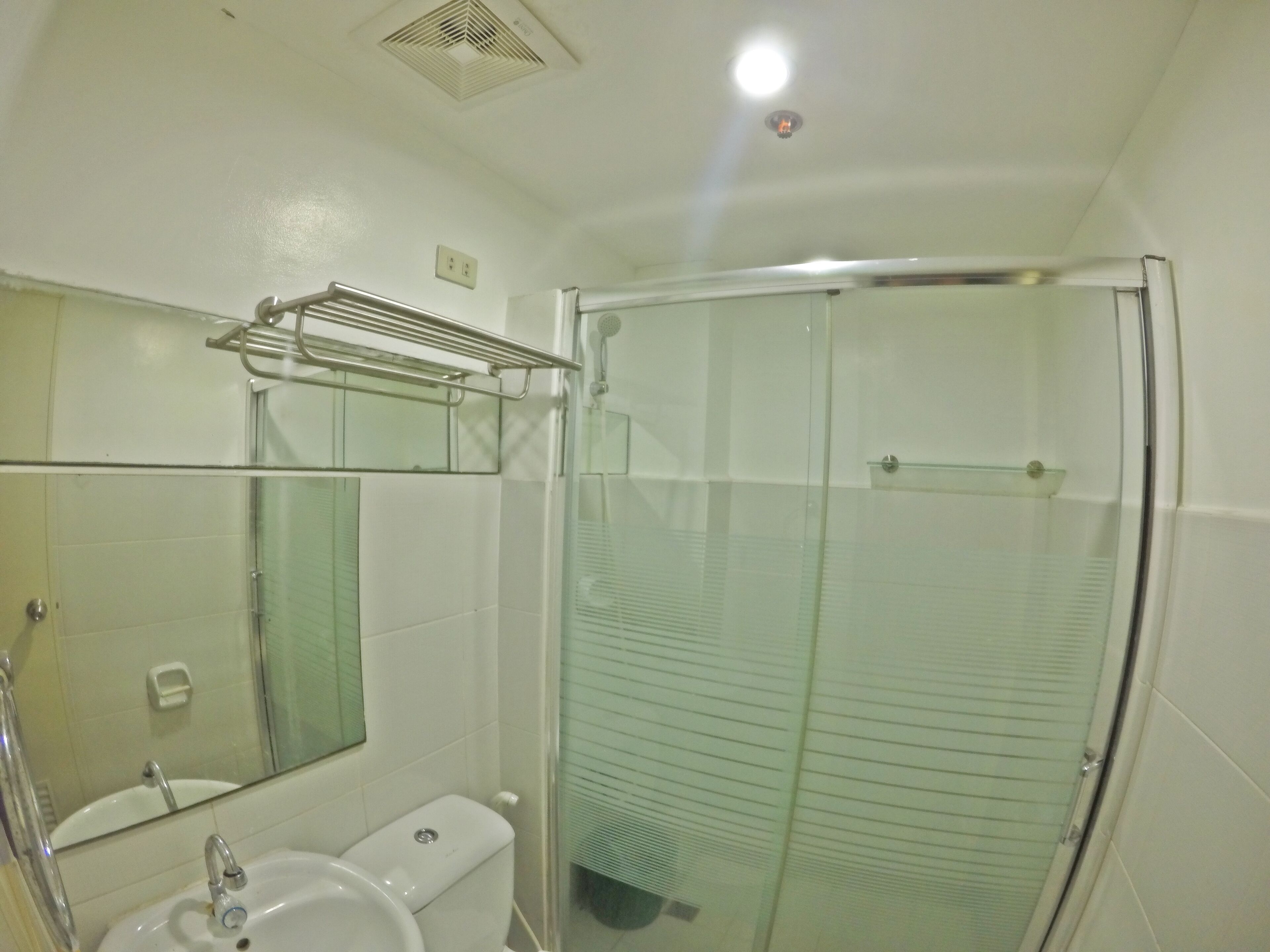 Douche, articles de toilette gratuits, serviettes fournies, savon