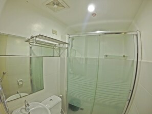 Shower, free toiletries, towels, soap - Parañaque Airport Hometel (Parañaque)