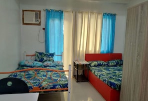 Habitación cuádruple económica | Escritorio, espacio para trabajar con laptop y insonorización 