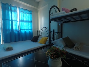 Economy Quadruple Room | Desk, laptop workspace, soundproofing, free WiFi - Parañaque Airport Hometel (Parañaque)