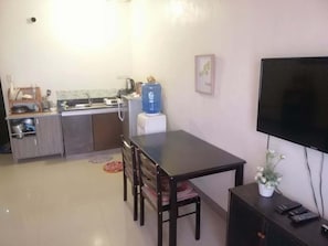 Habitación doble económica, 1 cama matrimonial, para no fumadores, vista a la ciudad | Escritorio, espacio para trabajar con laptop y insonorización 