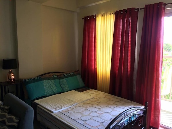 Habitación doble económica, 1 cama matrimonial, para no fumadores, vista a la ciudad | Escritorio, espacio para trabajar con laptop y insonorización 