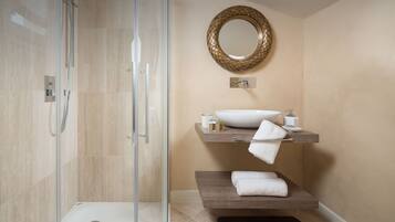 Villa, eigener Pool | Badezimmer | Badewanne und Dusche (separat), Haartrockner, Handtücher, Seife