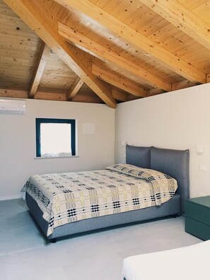 A bedroom with a bed, a window, and a wooden ceiling. - Agriturismo San Leone (Valeggio sul Mincio)