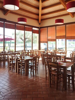 Se sirven almuerzos y cenas, cocina italiana