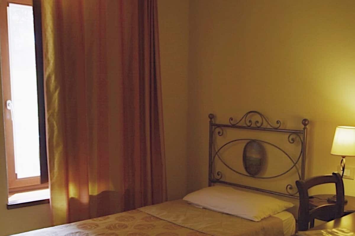 Single Room | Free WiFi