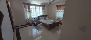 4 habitaciones y espacio para trabajar con laptop 