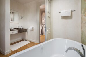 Villa, 4 habitaciones | Baño | Tina y regadera independientes, secadora de cabello, toallas, jabón 