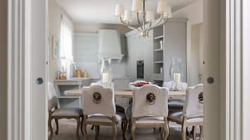 Villa, 4 Schlafzimmer | Wohnbereich | Flachbildfernseher