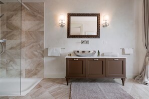 Villa, 4 camere da letto | Bagno | Vasca e doccia separate, asciugacapelli, asciugamani, sapone