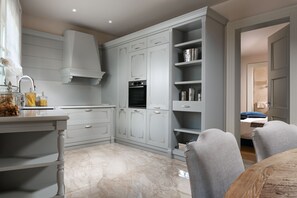 Refrigerador con freezer, horno, placa de cocina, lavavajillas