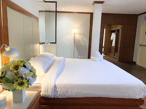 Deluxe appartement, 1 slaapkamer | Een kluis op de kamer, een bureau, verduisterende gordijnen