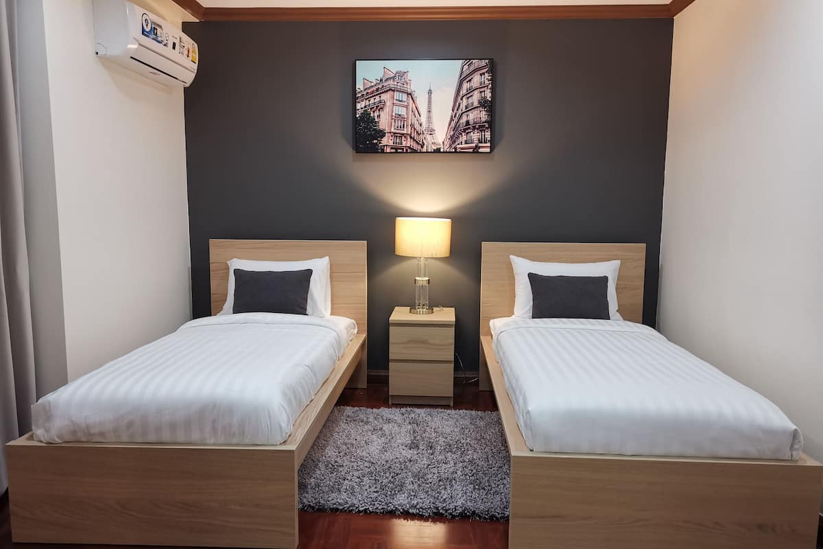 3 habitaciones, caja de seguridad en la habitación y escritorio
