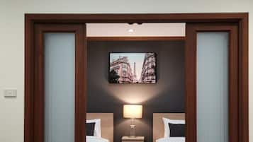 3 Bedrooms Apartment | 3 bedrooms, in-room safe, desk, blackout drapes