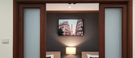 3 Bedrooms Apartment | Caja de seguridad en la habitación, escritorio y cortinas blackout