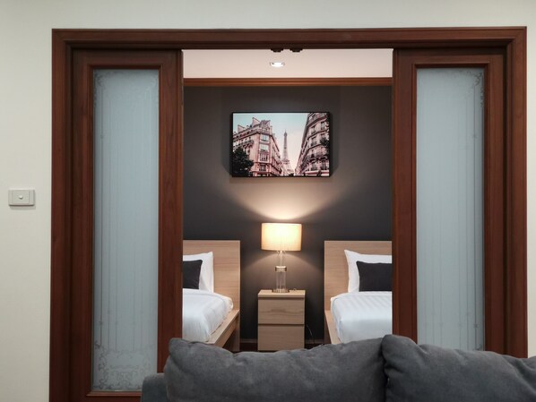 3 Bedrooms Apartment | ตู้นิรภัยในห้องพัก, โต๊ะทำงาน, ผ้าม่านกันแสง, ห้องเก็บเสียง